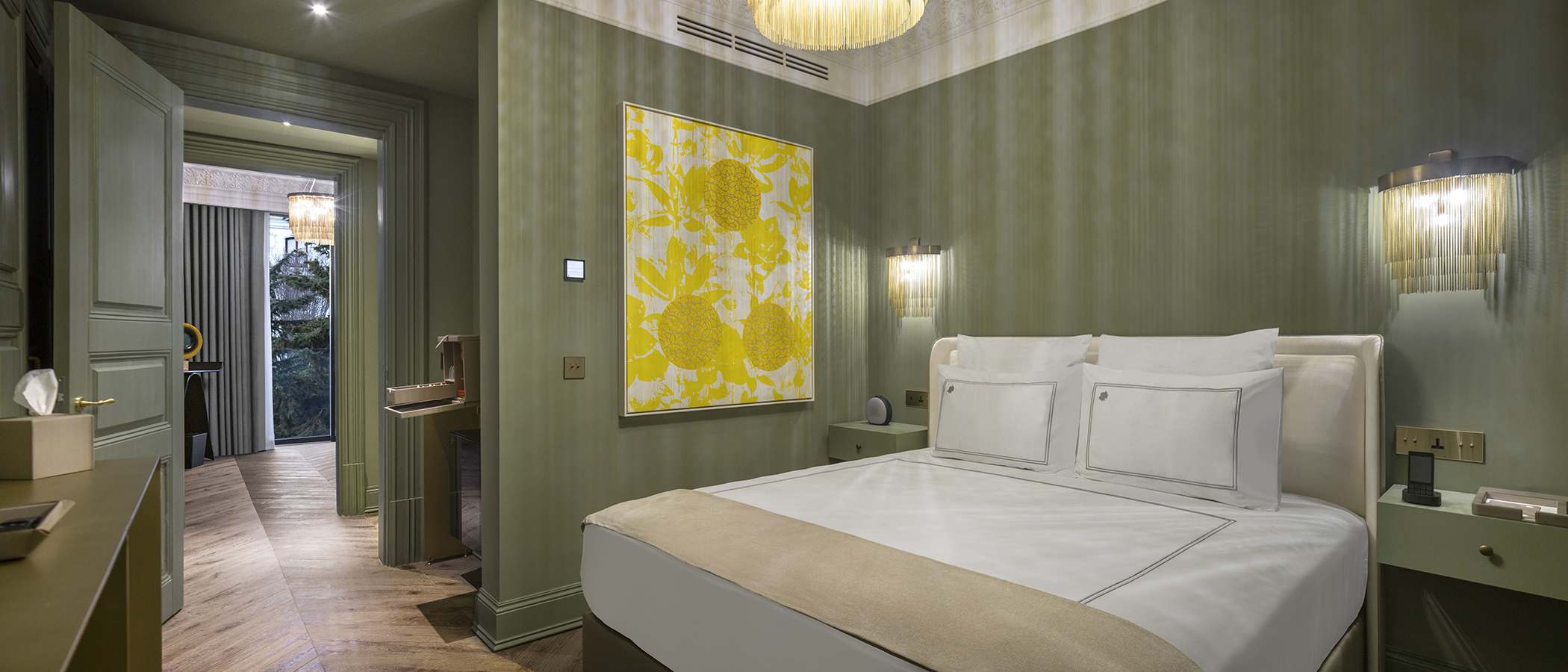 Oak Suit room banner at The Komana