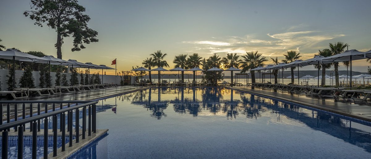 Gün batımında pergola ve havuz