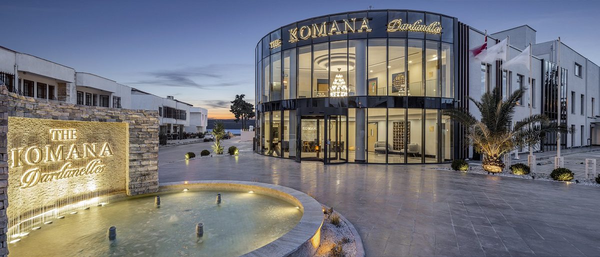Otel girişi ve süs havuzu