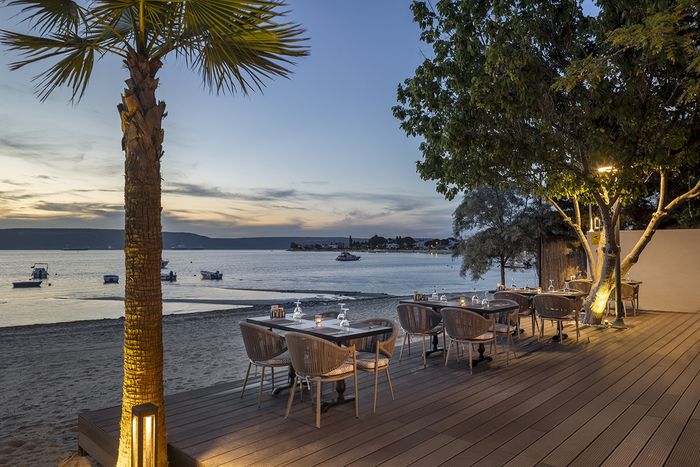 Gece deniz kenarı masalar