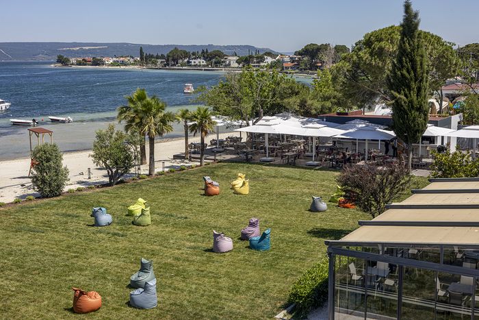 Deniz kenarı bahçe ve dinlenme alanı