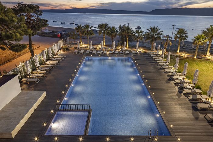 Gece aydınlatmalı havuz