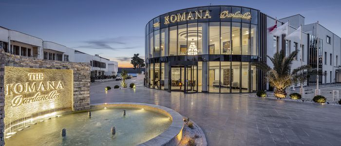 Otel girişi ve süs havuzu