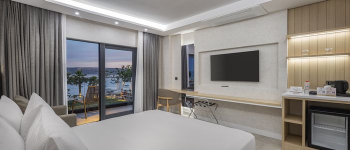 Gün batımında deniz manzaralı oda